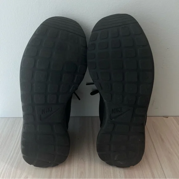 Nike Women’s Triple Black Roshe Run Sneakers Running Shoes Activewear Sport - Picture 5 of 5